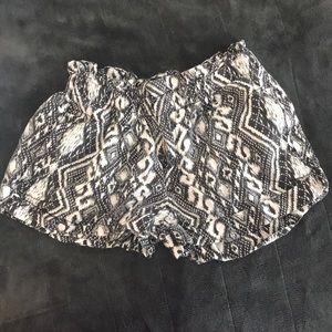 American Eagle shorts with pockets